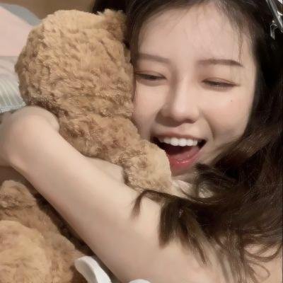 坐推土机的少女